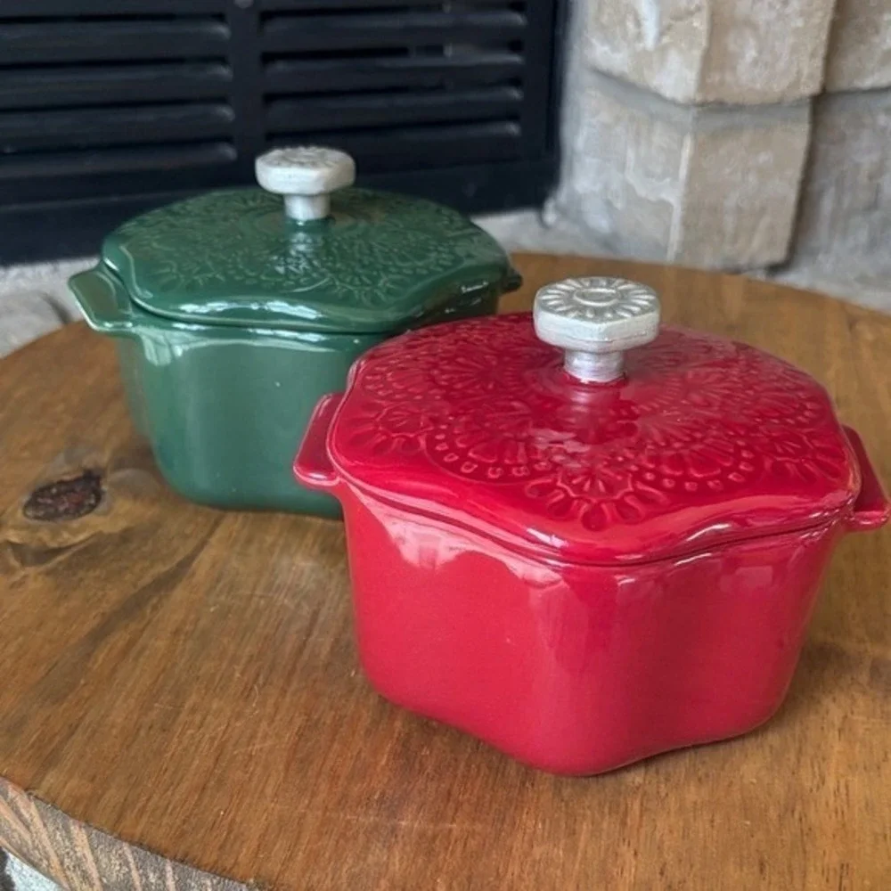 Pioneer Woman Stoneware 2 Cup‎ Snowflake Cocotte Set with Lid, Green & Red